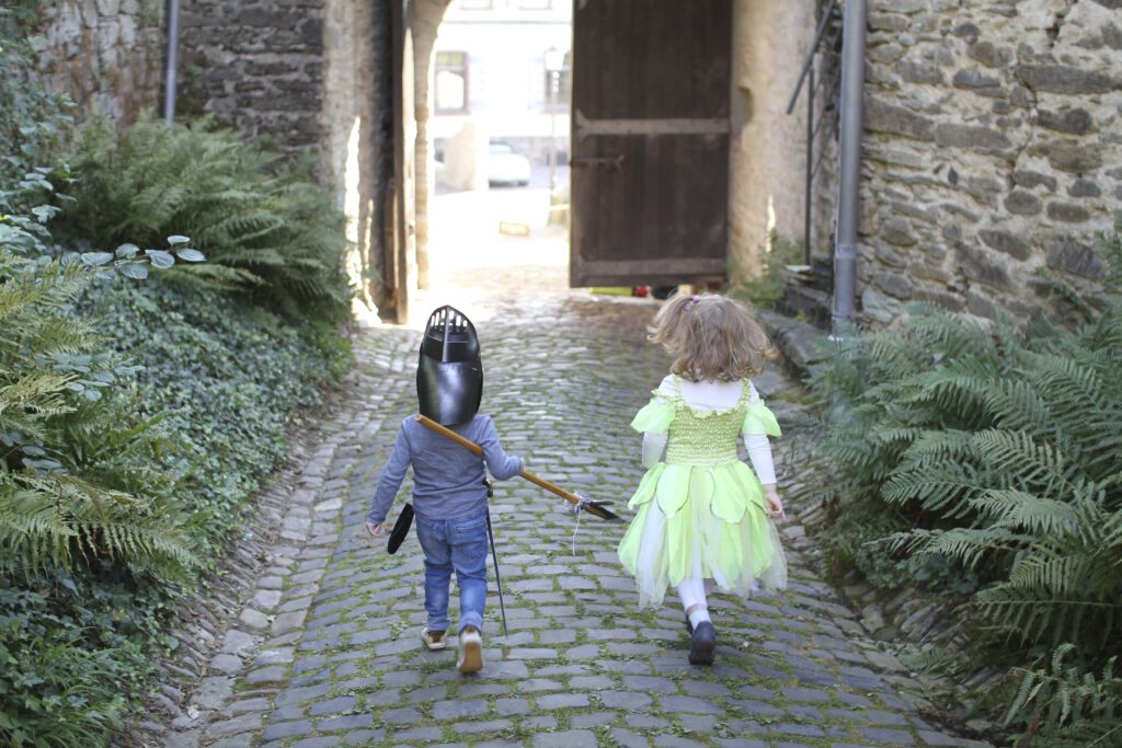 Familienpicknick auf der Burg