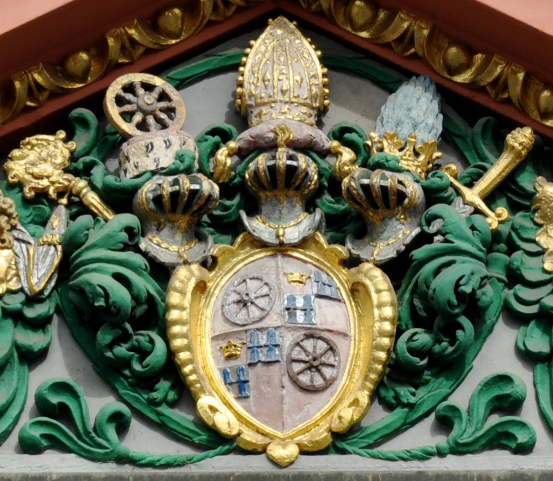 Über dem Portal der Alten Unoversität in Mainz prangt das Wappen von Johann Schweikard von Kronberg.